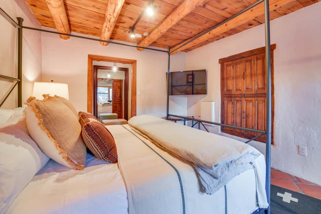 Rustic Adobe-Style Home w/ Hot Tub in Santa Fe