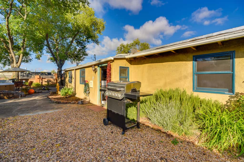 Rustic Adobe-Style Home w/ Hot Tub in Santa Fe