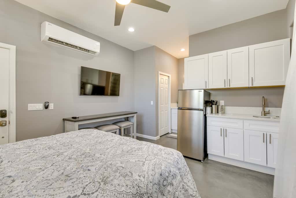 6 Mi to Coachella Festival: Serene Studio