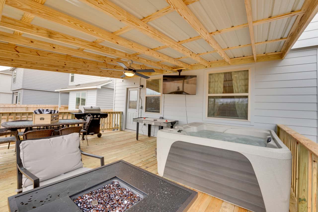 6 Mi to Lackland AFB: Hot Tub, Pool & Game Room! | 4 Bed San Antonio ...