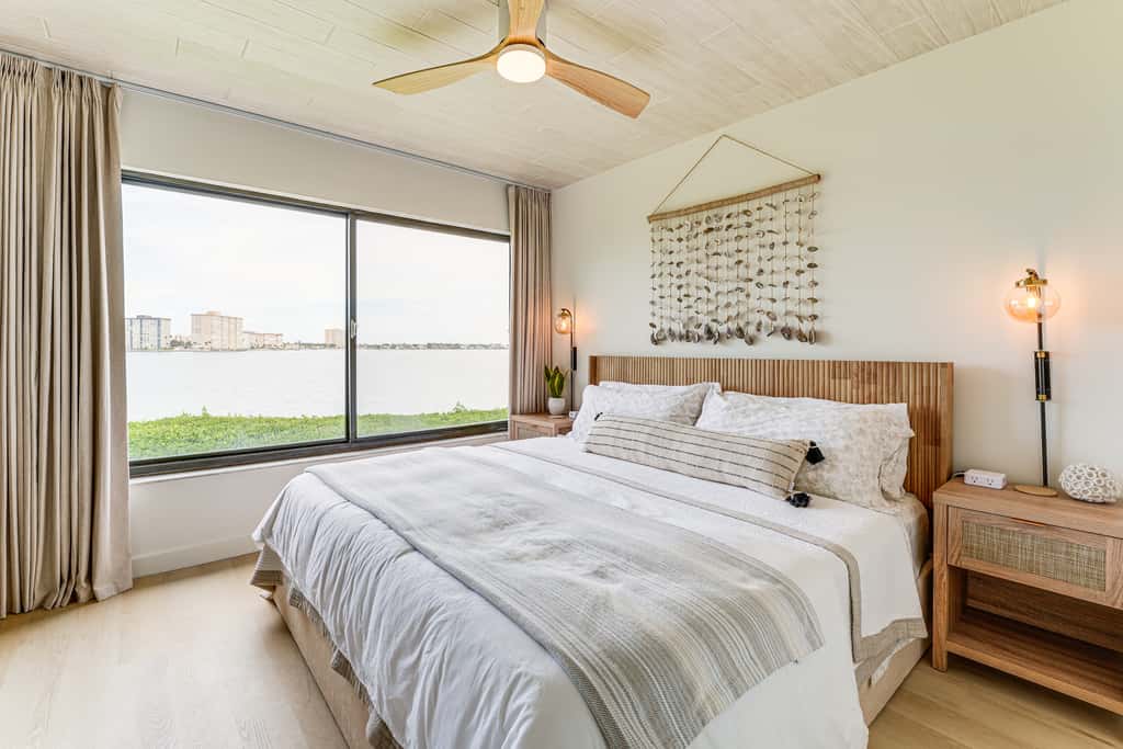 Heated Pool Access: Bayfront Isla Del Sol Condo