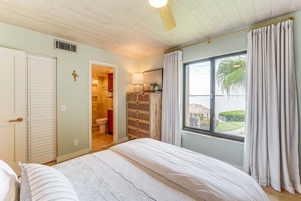 Heated Pool Access: Bayfront Isla Del Sol Condo