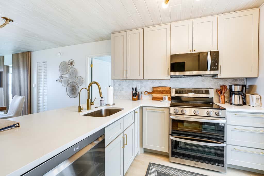 Heated Pool Access: Bayfront Isla Del Sol Condo