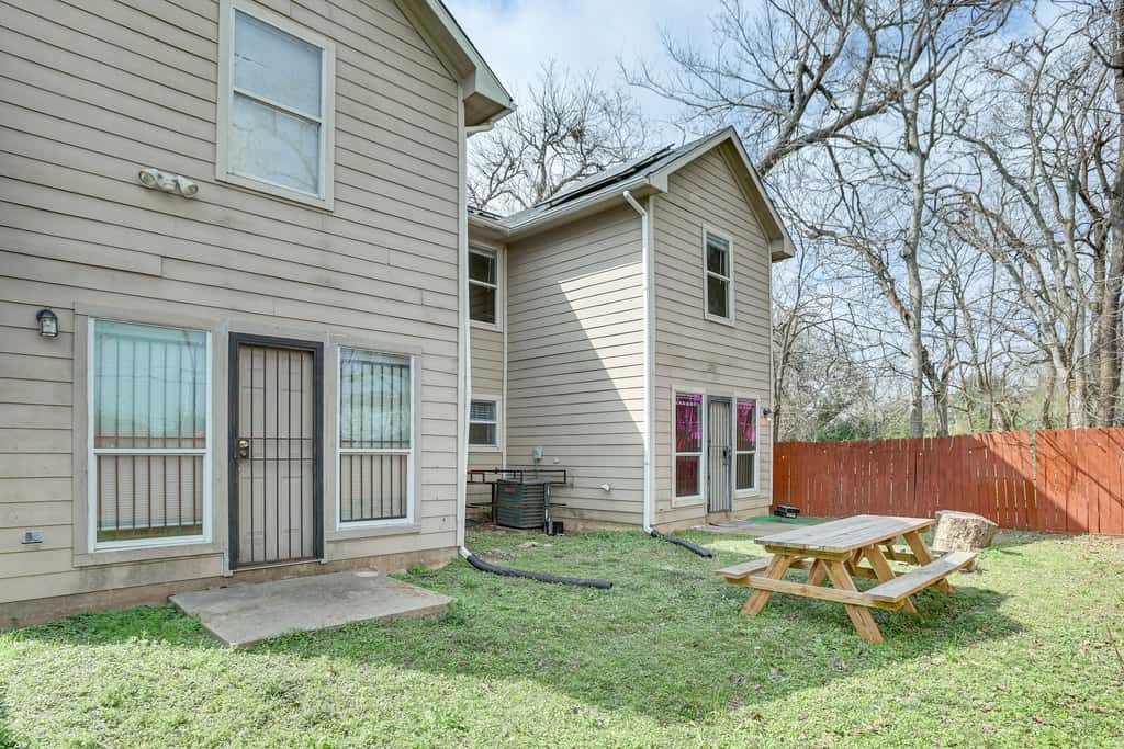 Ideal Location 4 Mi to Med Center! Houston Duplex