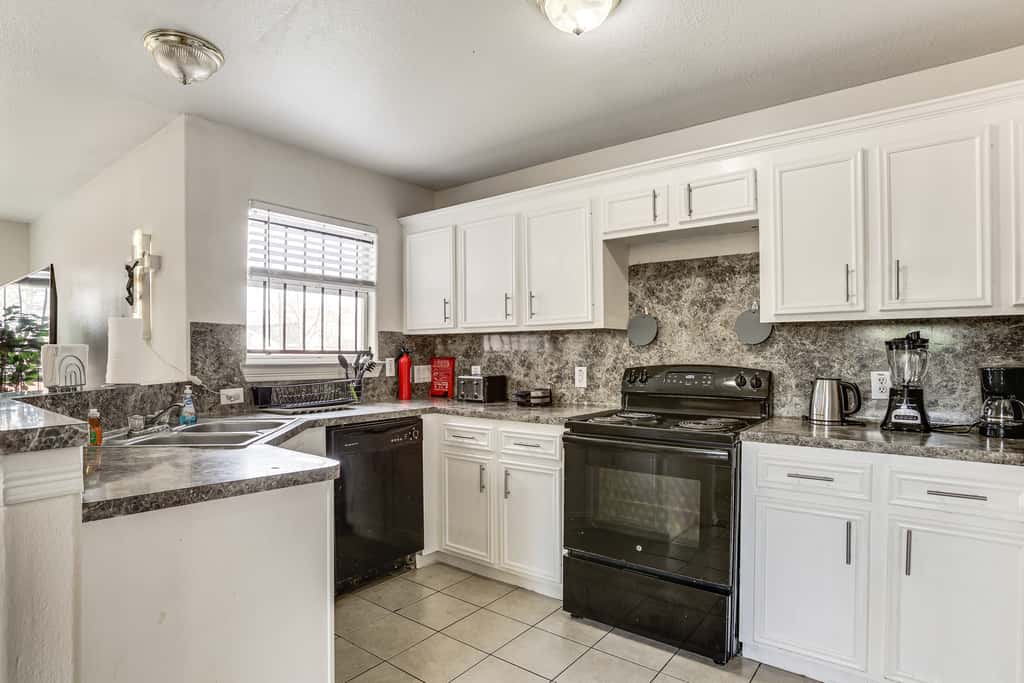 Ideal Location 4 Mi to Med Center! Houston Duplex