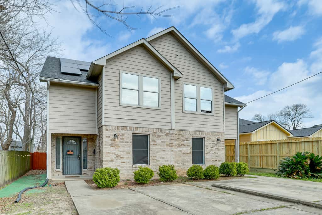 Ideal Location 4 Mi to Med Center! Houston Duplex