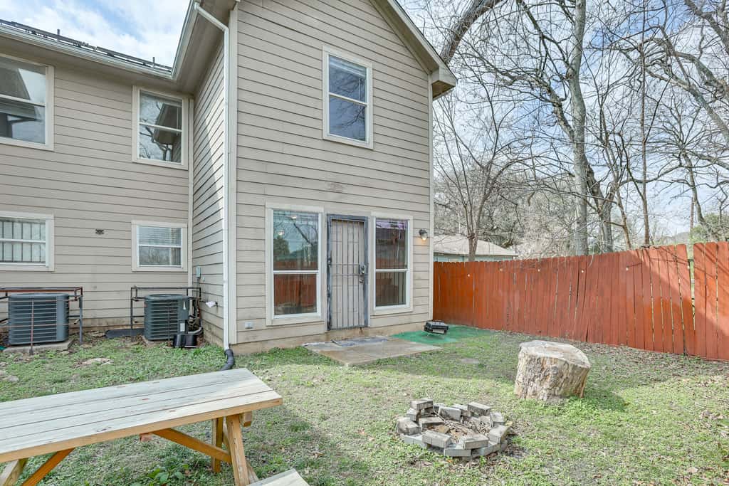 Ideal Location 4 Mi to Med Center! Houston Duplex