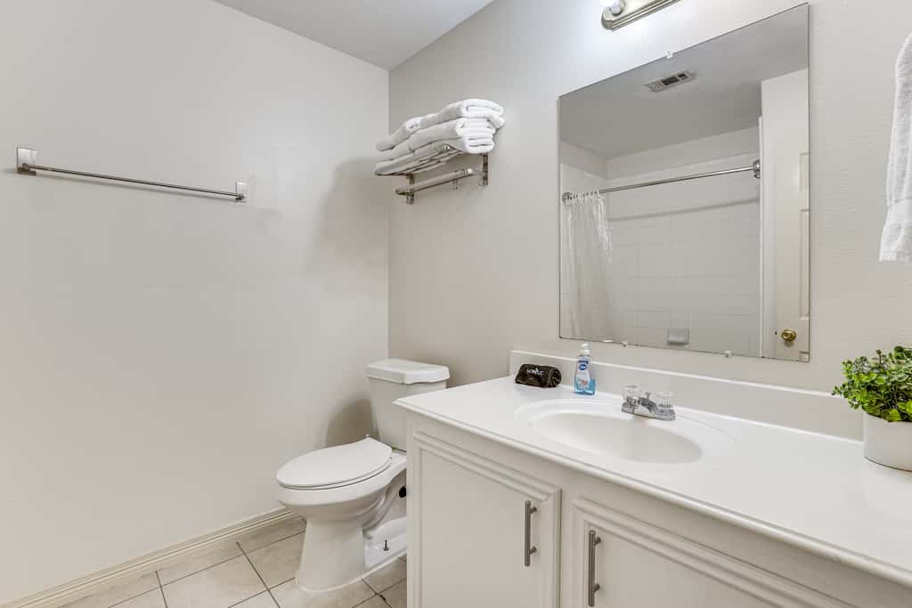 Ideal Location 4 Mi to Med Center! Houston Duplex