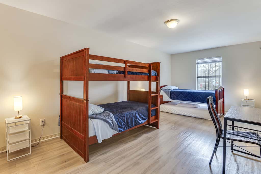 Ideal Location 4 Mi to Med Center! Houston Duplex