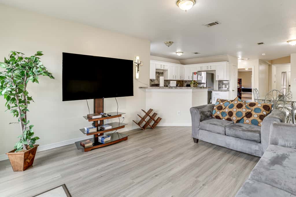 Ideal Location 4 Mi to Med Center! Houston Duplex