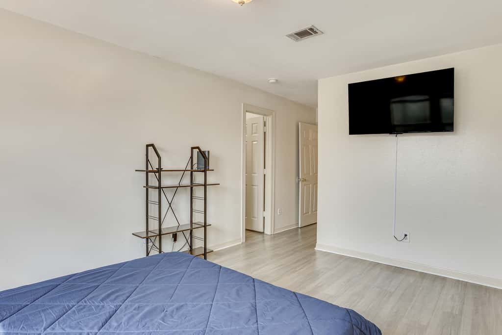 Ideal Location 4 Mi to Med Center! Houston Duplex