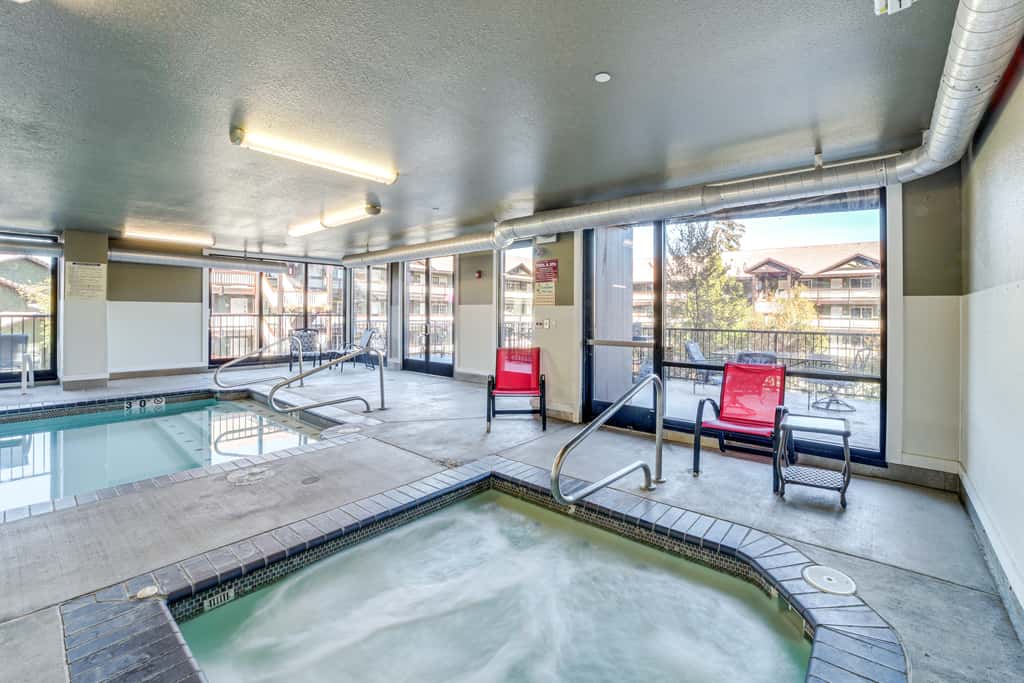 Walk to the Lake: Chelan Condo w/ Mtn Views!