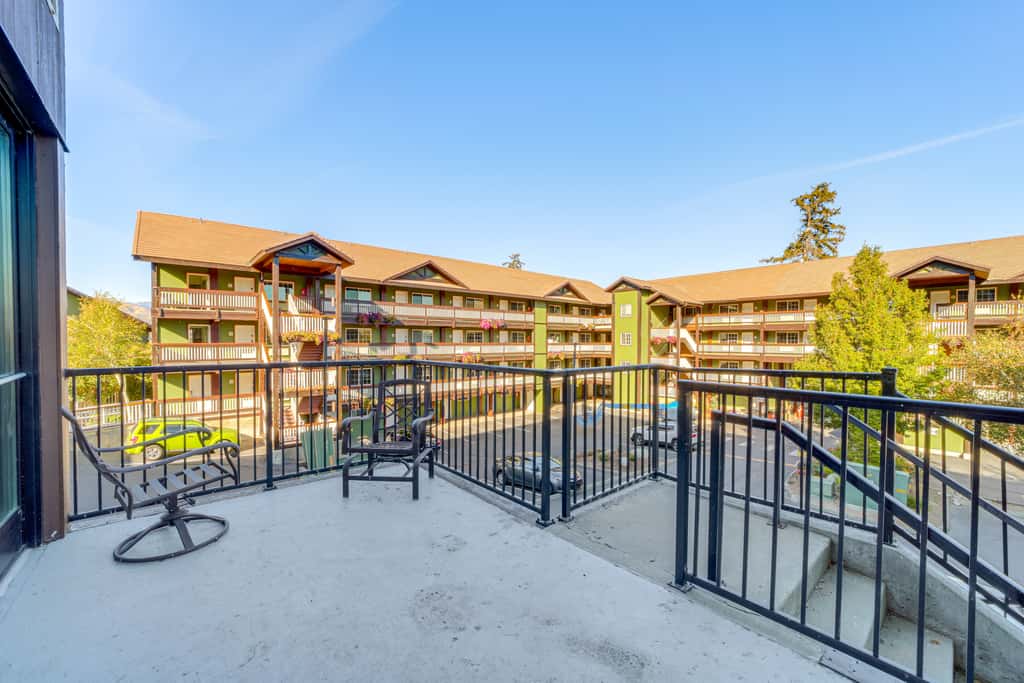 Walk to the Lake: Chelan Condo w/ Mtn Views!