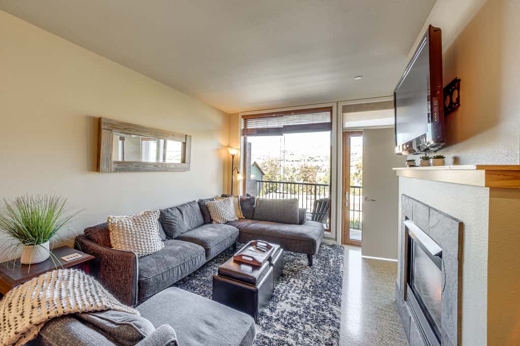 Walk to the Lake: Chelan Condo w/ Mtn Views!