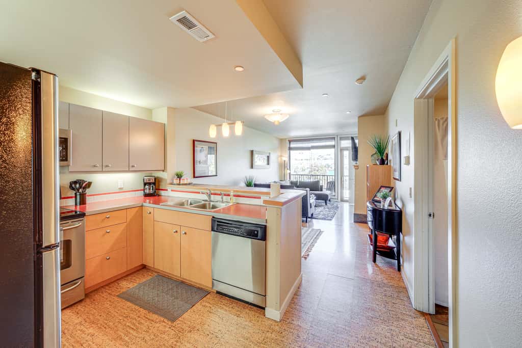 Walk to the Lake: Chelan Condo w/ Mtn Views!