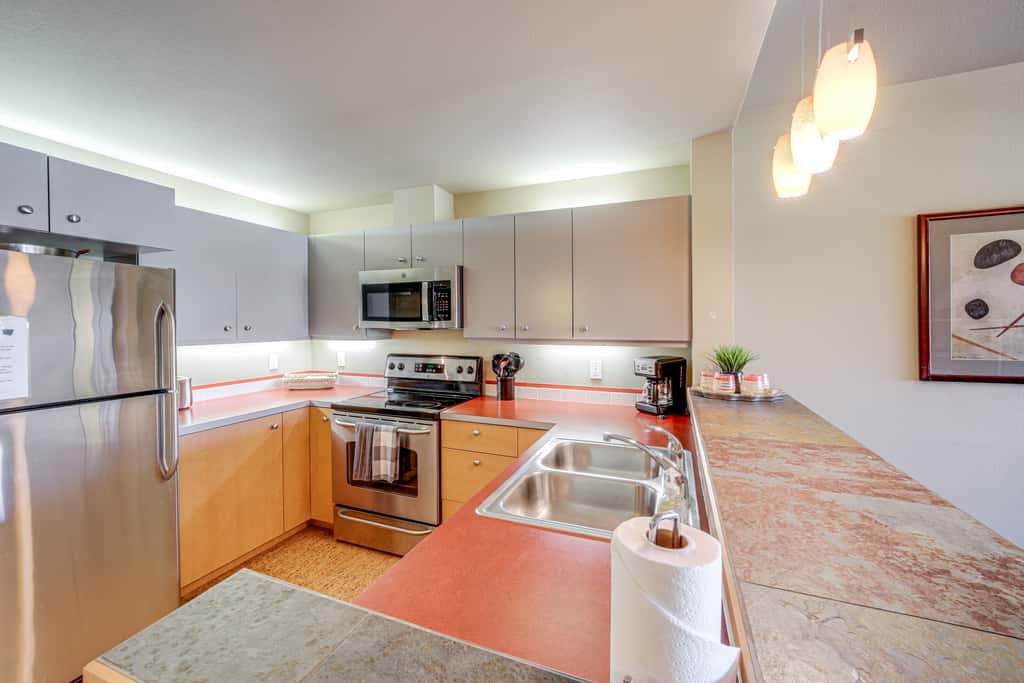 Walk to the Lake: Chelan Condo w/ Mtn Views!