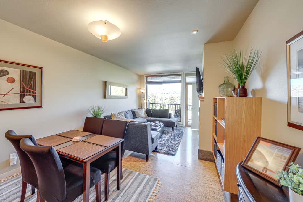 Walk to the Lake: Chelan Condo w/ Mtn Views!