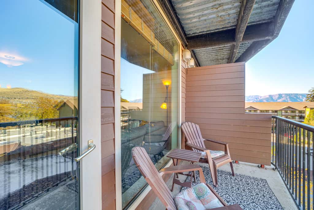 Walk to the Lake: Chelan Condo w/ Mtn Views!