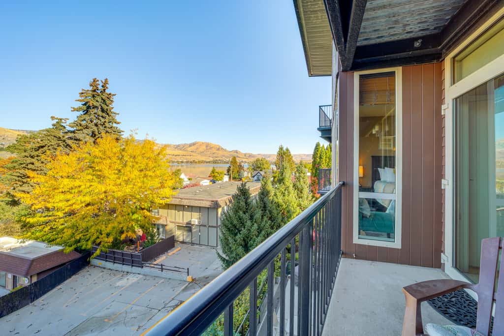Walk to the Lake: Chelan Condo w/ Mtn Views!