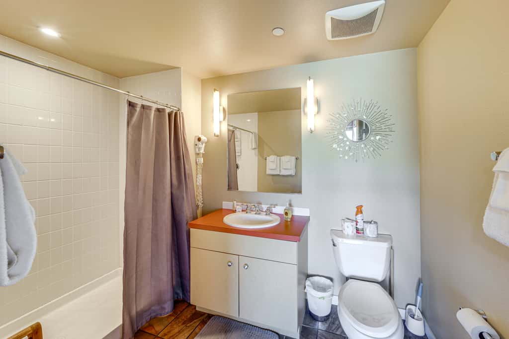 Walk to the Lake: Chelan Condo w/ Mtn Views!