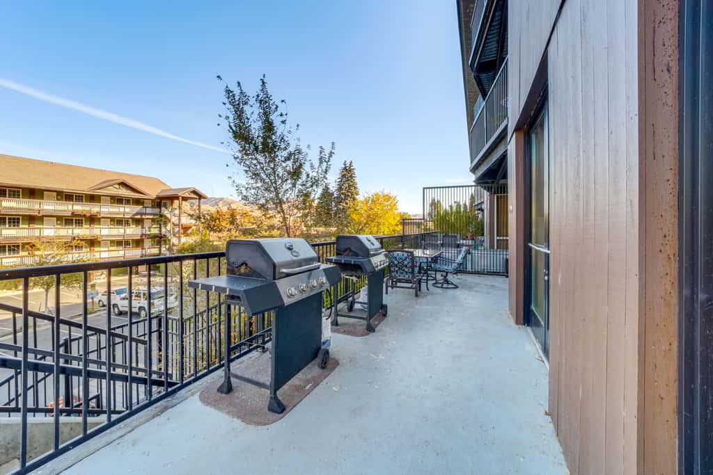 Walk to the Lake: Chelan Condo w/ Mtn Views!