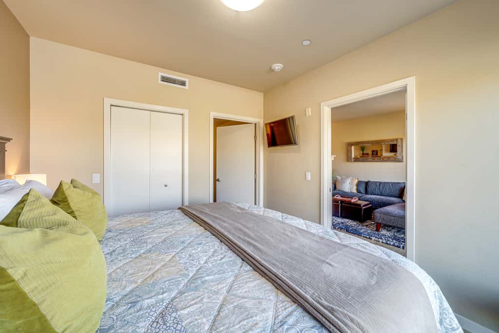 Walk to the Lake: Chelan Condo w/ Mtn Views!