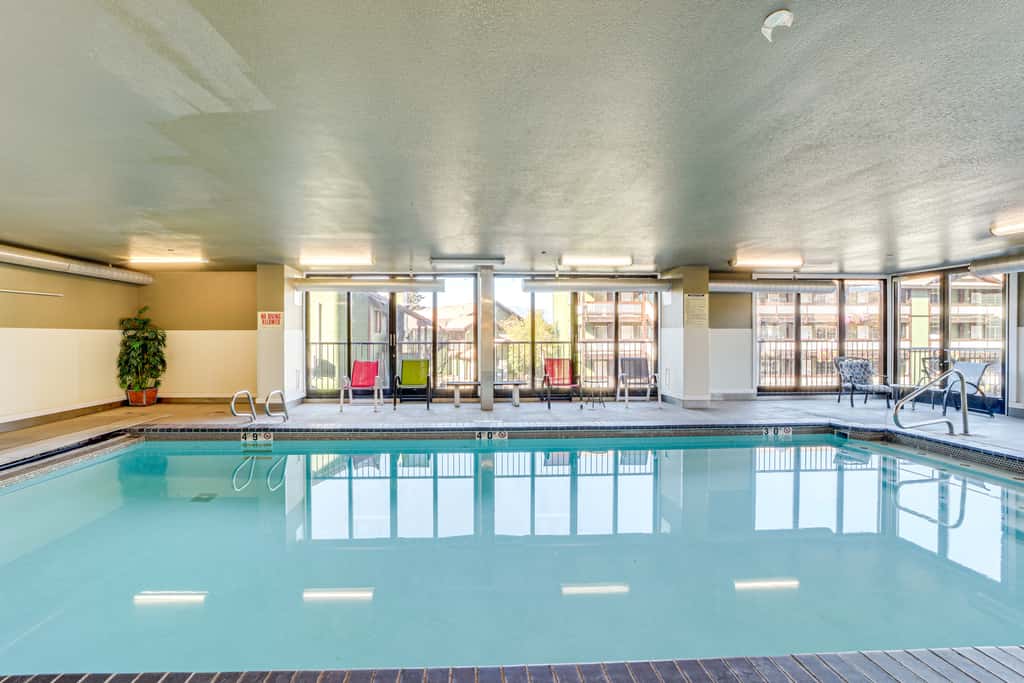 Walk to the Lake: Chelan Condo w/ Mtn Views!