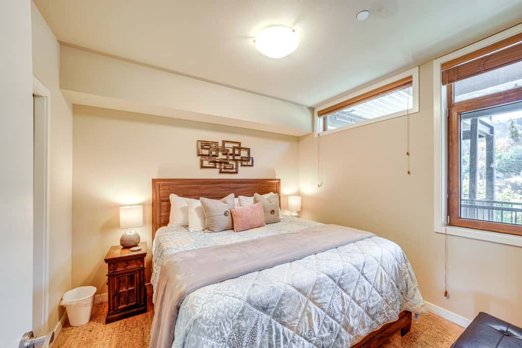 Walk to the Lake: Chelan Condo w/ Mtn Views!