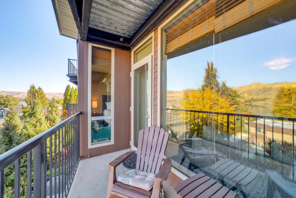 Walk to the Lake: Chelan Condo w/ Mtn Views!