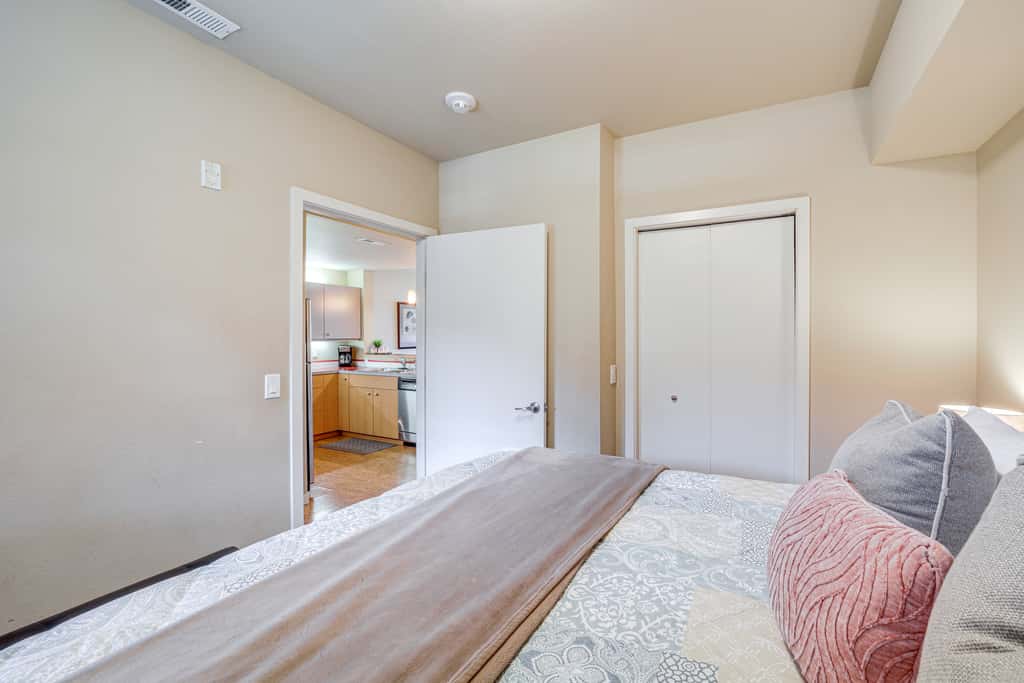Walk to the Lake: Chelan Condo w/ Mtn Views!
