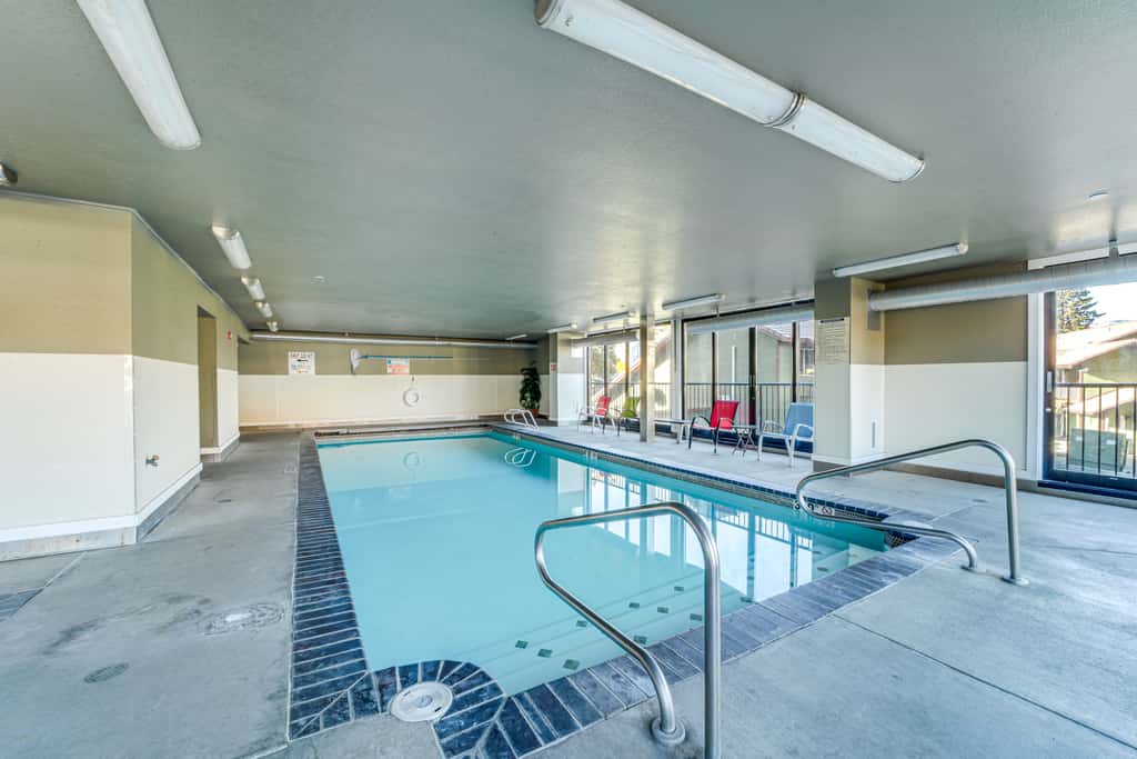 Walk to the Lake: Chelan Condo w/ Mtn Views!