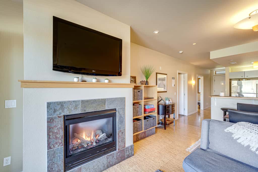 Walk to the Lake: Chelan Condo w/ Mtn Views!