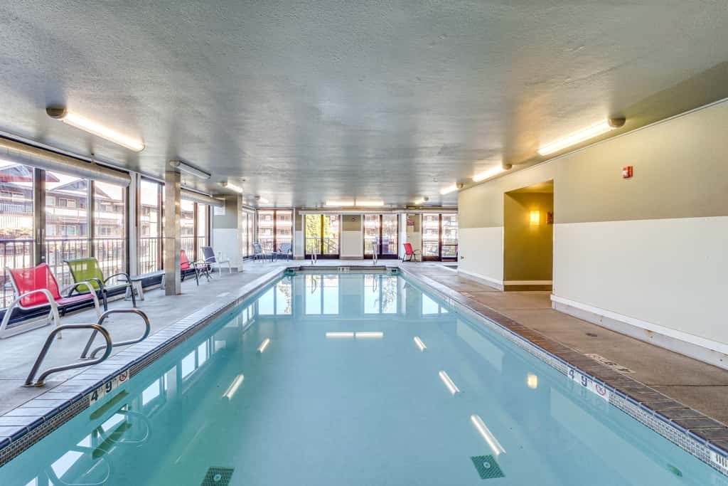 Walk to the Lake: Chelan Condo w/ Mtn Views!