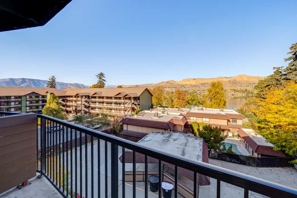 Walk to the Lake: Chelan Condo w/ Mtn Views!