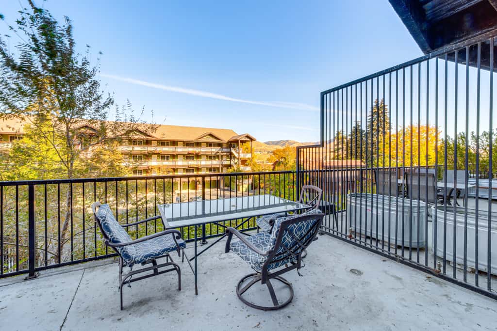 Walk to the Lake: Chelan Condo w/ Mtn Views!