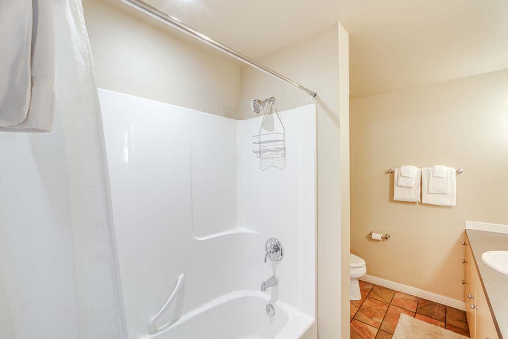 Walk to the Lake: Chelan Condo w/ Mtn Views!