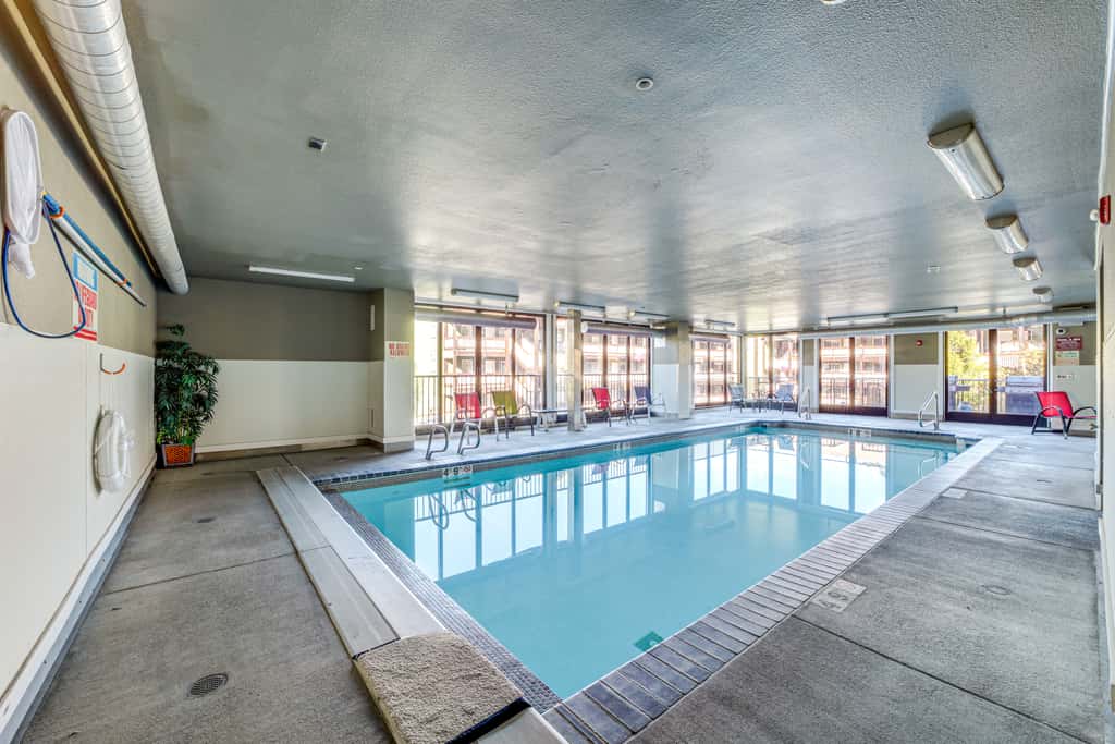 Walk to the Lake: Chelan Condo w/ Mtn Views!