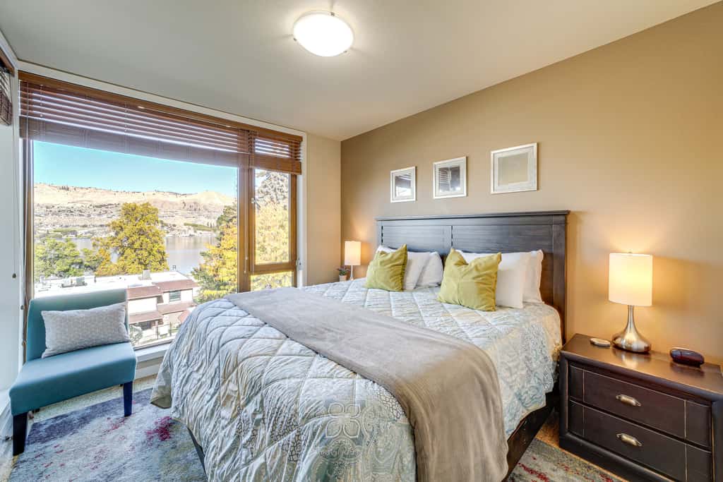 Walk to the Lake: Chelan Condo w/ Mtn Views!