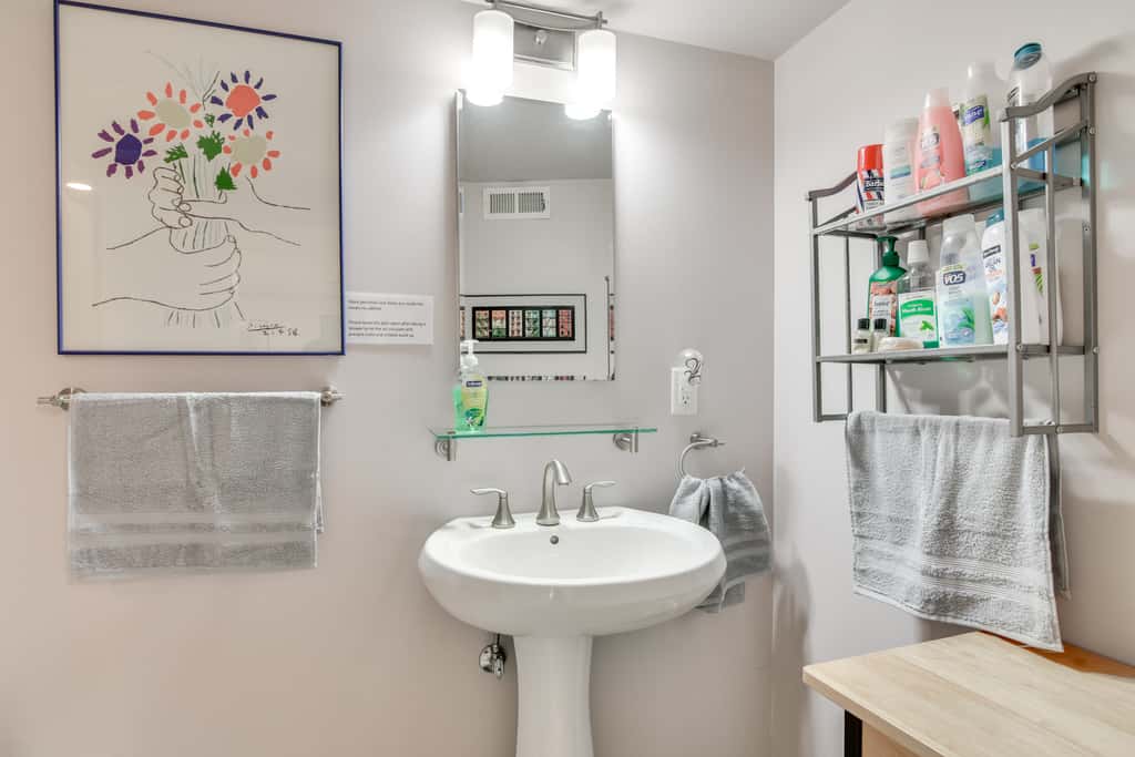 Hot Tub Access: Studio 5 Mi to Downtown Portland!