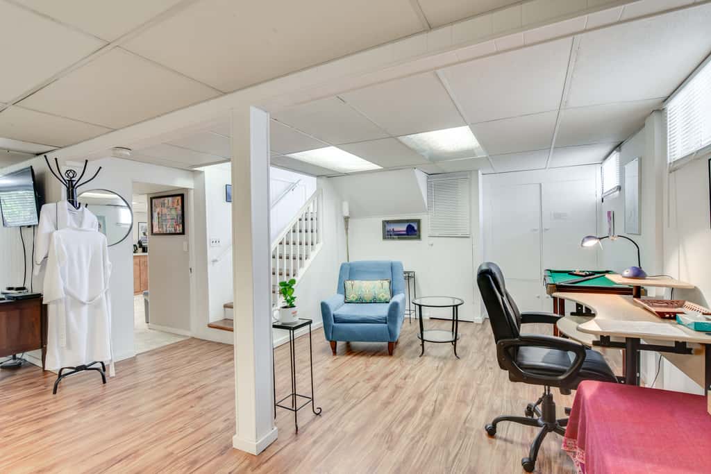 Hot Tub Access: Studio 5 Mi to Downtown Portland!