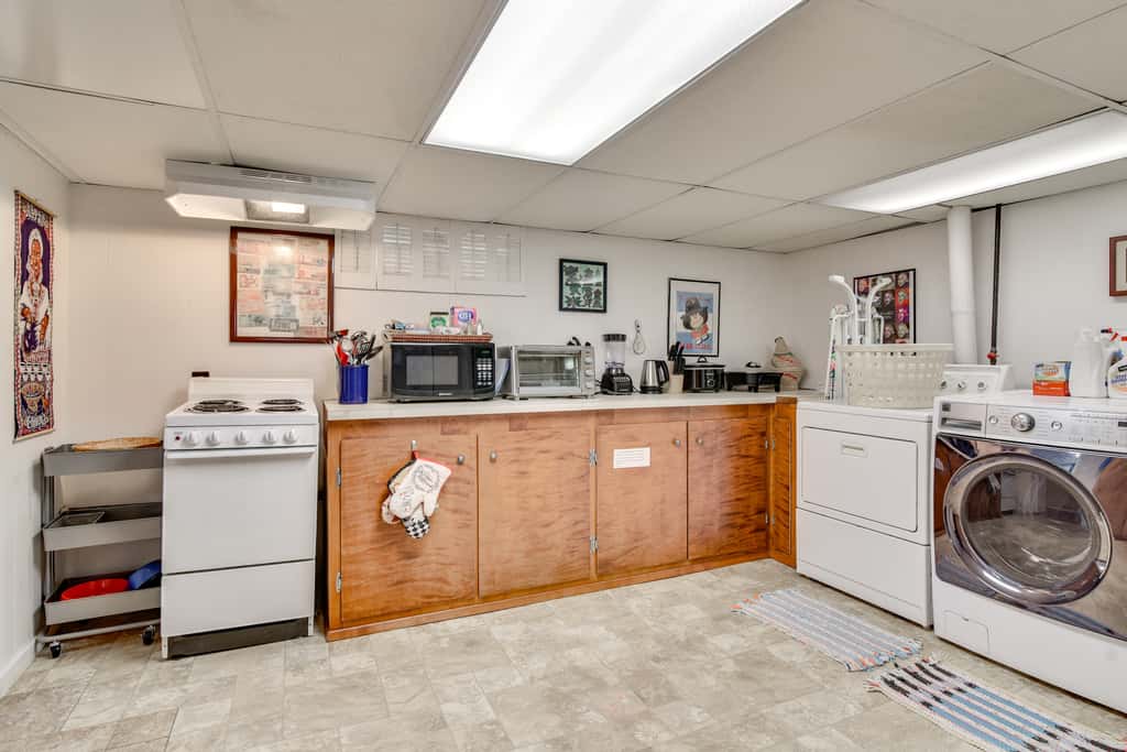 Hot Tub Access: Studio 5 Mi to Downtown Portland!