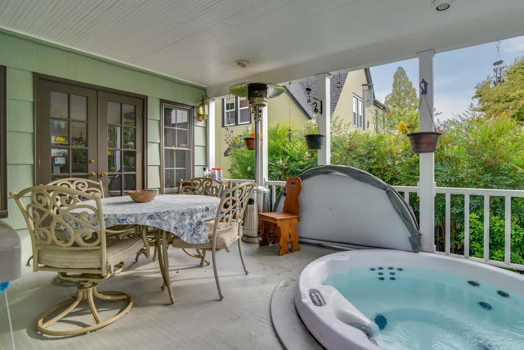 Hot Tub Access: Studio 5 Mi to Downtown Portland!