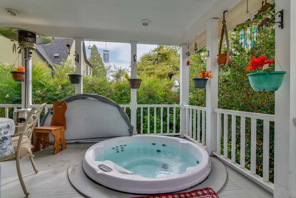 Hot Tub Access: Studio 5 Mi to Downtown Portland!