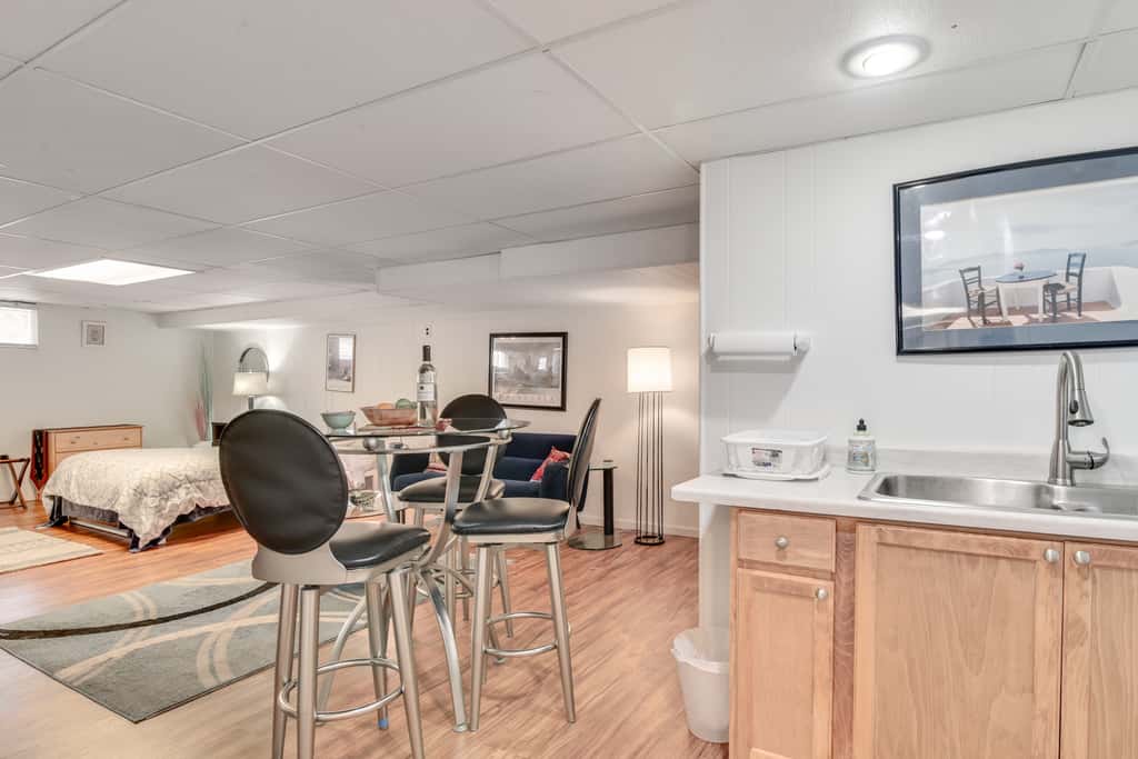 Hot Tub Access: Studio 5 Mi to Downtown Portland!