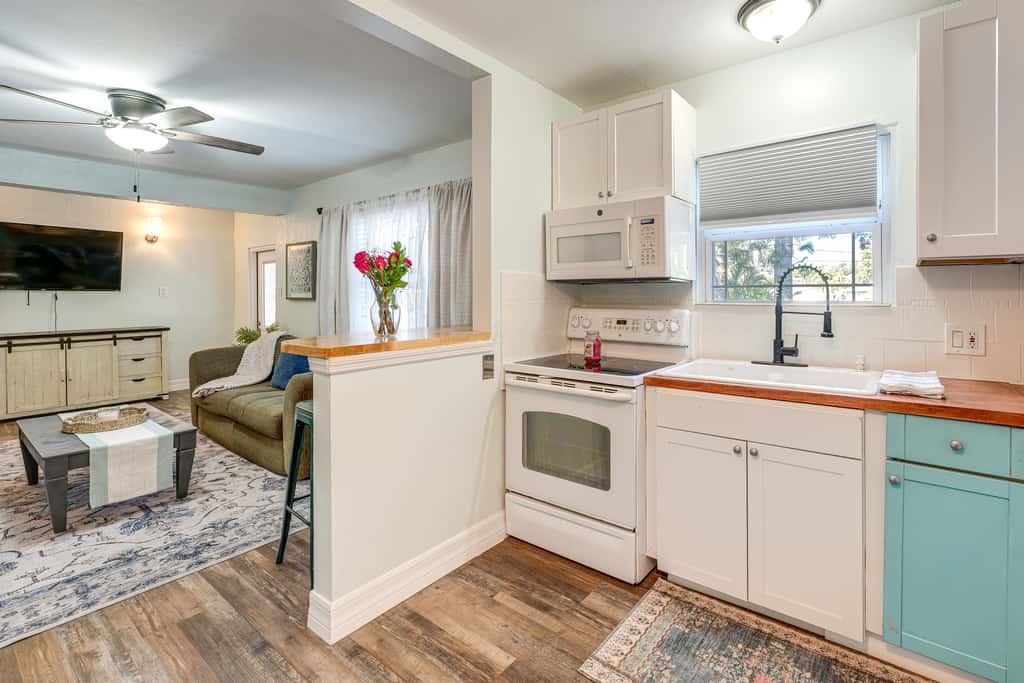 5 Mi to St Pete Beach! Snowbird Home w/ Large Yard
