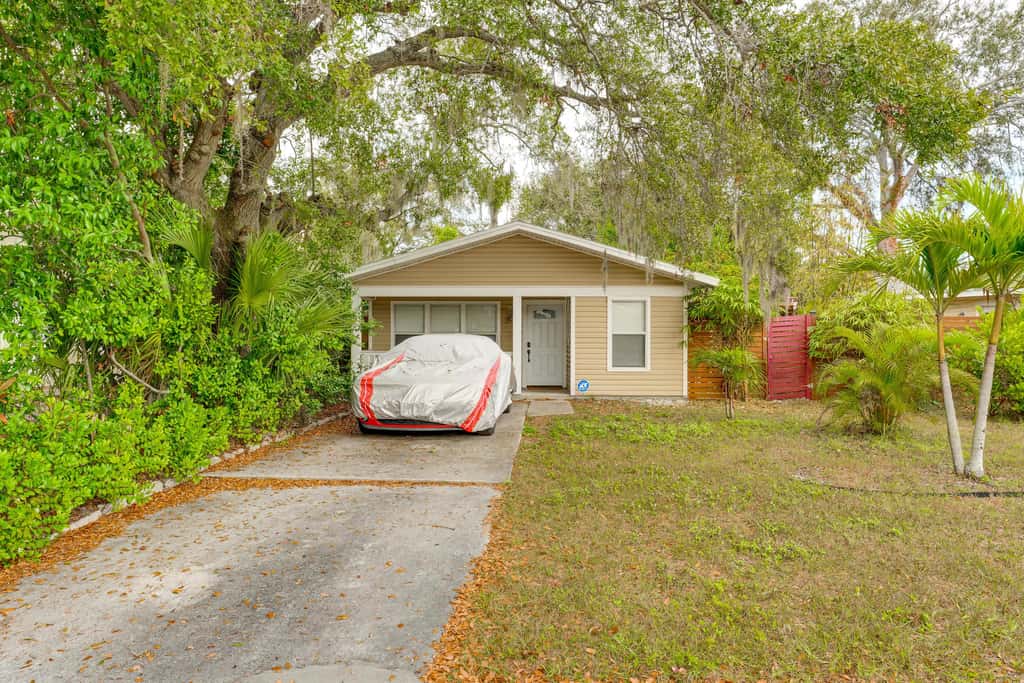 4 Mi to Clearwater Beach: Extended Stay w/ Yard