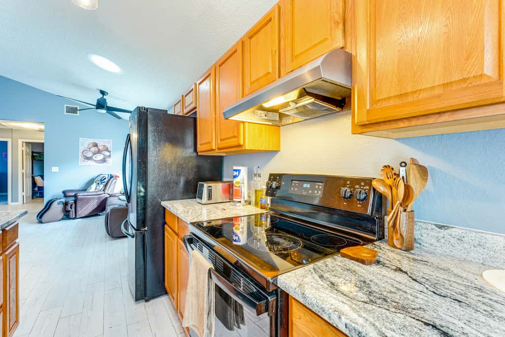 4 Mi to Clearwater Beach: Extended Stay w/ Yard