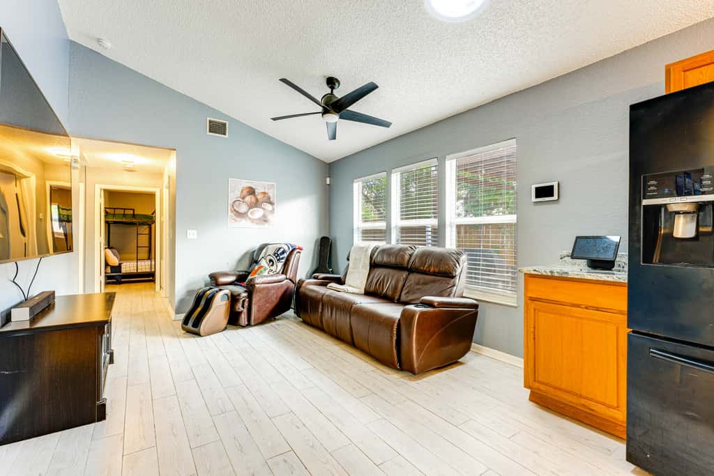 4 Mi to Clearwater Beach: Extended Stay w/ Yard