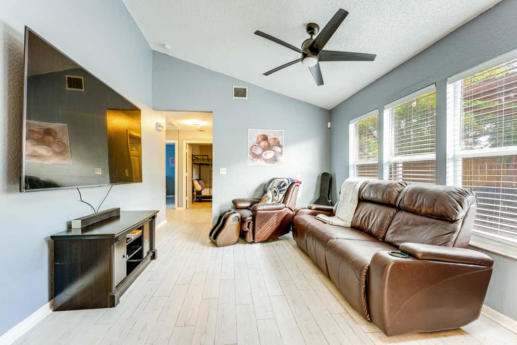 4 Mi to Clearwater Beach: Extended Stay w/ Yard