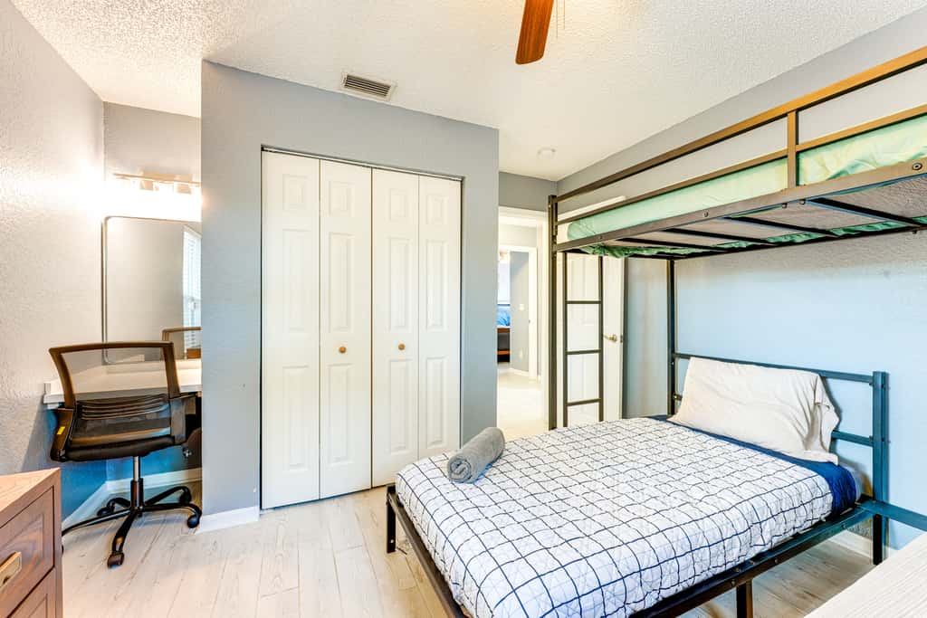 4 Mi to Clearwater Beach: Extended Stay w/ Yard